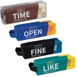 Penar cu un fermoar neechipat, model Good Luck 4 modele  disponibile, dimensiune 20,5 x 6x6 x 6,5 cm.  